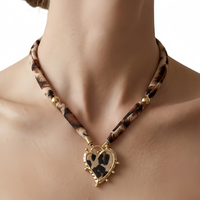 Collier ras du cou personnalisé en tissu Maillard imprimé léopard avec pendentif cœur et fermoir OT en acier inoxydable pour femme, style streetwear