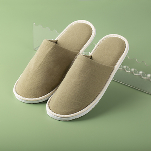 Chaussons de spa en coton lavé de luxe pour hôtel avec logo personnalisé, artisanat à trois points de couture - Product Image 3