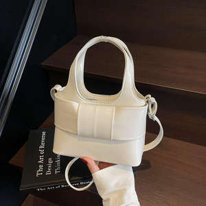 Sac fourre-tout pliable en PU grande capacité pour femme, style tricoté, par un créateur de mode - Product Image 1