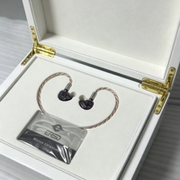 Boîte d'emballage audio en bois laqué blanc poli avec logo personnalisé, loquet métallique, découpe de mousse sur mesure, étui cadeau pour ensemble d'écouteurs HiFi et haut-parleurs