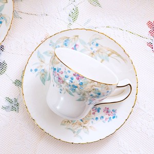 Taza y Platillo de Cerámica Estilo Pastoral - Juego de Tazas para Té de la Tarde con Diseño Floral de Bayas - Product Image 2