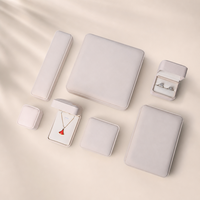 Scatola Portagioie in Pelle PU Bianco Perla con Texture Satinata per Anelli, Orecchini, Collane e Bracciali, Personalizzabile con Logo, Vendita all'Ingrosso, Basso MOQ, Regalo