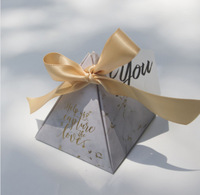 Luxuriöse Marmor-Pyramiden-Geschenkbox mit Goldfolienband für Hochzeitspartys, Süßigkeiten- und Schokoladenverpackung 7,5x7,5x7,5cm