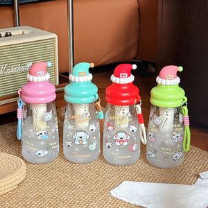 Vaso de Plástico de 700 ml con Diseño de Gorro de Santa Claus Navideño, con Correa para el Cuello, Antiderrames, Antigolpes, Taza Infantil con Dibujos Animados, Taza de Viaje - Product Image 1