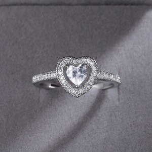 Bague de fiançailles en zircon pour femme, bijou romantique et tendance pour le doigt - Product Image 1