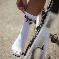 Chaussettes de course à pied personnalisées respirantes Cycle Basketball Chaussettes d'équipage personnalisées pour la randonnée Chaussettes de compression Échantillon de course à pied Marathon