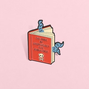 Joyería al por mayor personalizada: Broche de esmalte gótico punk con diseño de libro del conocimiento maligno, de aleación de zinc, chapado en níquel negro, con tentáculo de amor y terror - Product Image 1