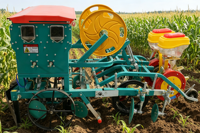 Semoir multifonctionnel à maïs une filmée deux rangs avec moteur, boîte de vitesses et irrigation goutte à goutte intégrée pour la plantation en terres arides