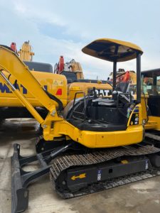 Mini-pelle hydraulique Komatsu PC40MR d'occasion fiable et authentique, avec lame de bulldozer pour projets de canalisations et rénovation de cours - Product Image 2