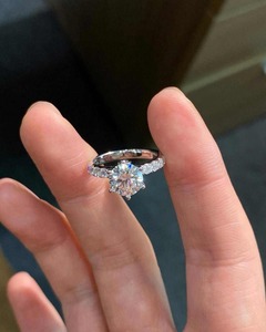 Anillo de Diamante Moissanite Plateado de Alta Demanda para Mujer, Joyería de Boda y Compromiso Disponible a un Precio Accesible - Product Image 1