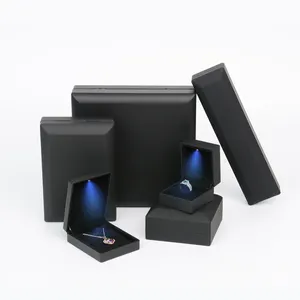 Custom Luxe Zwart Plastic Cadeau Logo Set Fluwelen Licht Led Ketting Ring Sieraden Verpakking Met Led Licht