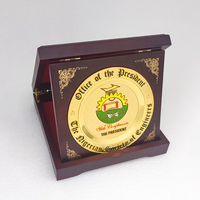Plaque commémorative en bois de haute qualité, sur mesure, avec médaille métallique à l'intérieur et coffret cadeau.