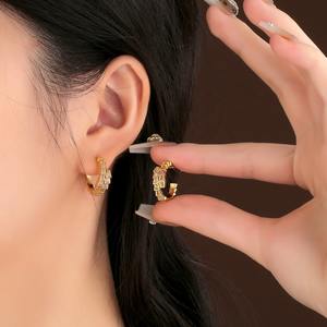 ต่างหูรูปตัวซีของผู้หญิงทันสมัยสุดหรูรูปกระดูกงูประดับเพชรเต็มรูปแบบดีไซน์รูปทรงเรขาคณิตของช่องเฉพาะของขวัญเพทายที่ทันสมัย - Product Image 1