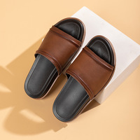 Vente en gros de pantoufles d'été en cuir confortables pour hommes fond souple respirant anti-dérapant logo imprimé en 3D hauteur augmentant l'extérieur