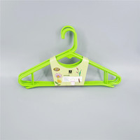 En gros, Nouveau Cintre à vêtements domestique en plastique, design moderne et épuré, durable, couleur unie, conception sans couture, crochet organisateur pour vêtements secs et humides
