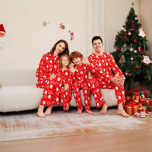 Kerstpyjamaset 2025 Nieuwe Stijl Grensoverschrijdende Europa-Amerika Stijl Familiepak met Santa Hoofd Letterprint en Bloemendesign Overal, Zacht - Product Image 1
