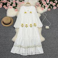 Robe élégante à broderie florale pour femmes personnalisée, ourlet ample avec manches bulles et pompon, robe mi-longue décorative à lacets, respirante