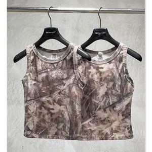 ผู้ผลิตเสื้อผ้า ผลิตเสื้อกั๊กสไตล์สตรีทอเมริกันลายพราง 315 กรัม สำหรับฤดูใบไม้ผลิและฤดูร้อน สำหรับผู้หญิง; เสื้อลำลองสำหรับกิจกรรมกลางแจ้ง - Product Image 1