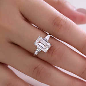 خاتم خطوبة VOAINO من الذهب الأبيض مرصع بالماس المصنّع في المختبر بتقنية CVD، بقطع الزمرد ولون VVS DEF وتصميم بثلاثة أحجار - Product Image 5