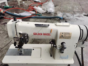 Máquina <span class=keywords><strong>de</strong></span> coser industrial <span class=keywords><strong>plana</strong></span> <span class=keywords><strong>de</strong></span> punto <span class=keywords><strong>de</strong></span> doble aguja con rueda dorada para blusa, camisa, pañuelo - Product Image 3