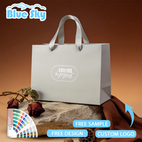 Sacs en papier d'art personnalisés pour emballages cadeaux de luxe, fabriqués avec des matériaux recyclés - Emballage promotionnel polyvalent avec logo personnalisé