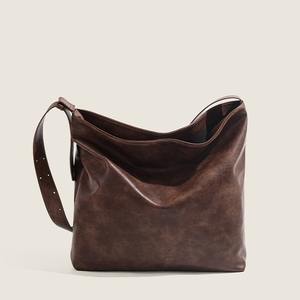 2025 nuevo bolso de hombro de cuero marrón con logotipo grande en relieve, simple y elegante - Product Image 3