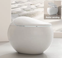 Toilette intelligente en céramique en forme d'œuf avec couvercle à ouverture et fermeture automatiques, capteur de pied sans contact pour le chasse d'eau et séchoir à air chaud pour hôtel