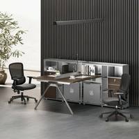 Nouvelle version améliorée de poste de travail pour quatre personnes, bureau de travail en acier en forme de A avec cloison, lampe LED et armoire mobile, finition argent liquide