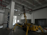 Grue araignée chenillée hybride (électrique et thermique) à bras télescopique pliable pour opérations en espaces étroits, portée de travail 15,8 m
