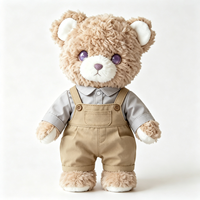 En gros, Ours en peluche doux et bouclé, adorable animal en peluche avec chemise à col et salopette kaki