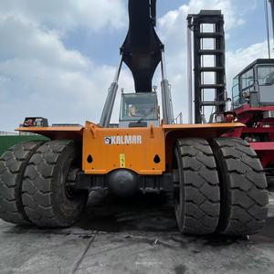Apilador de contenedores usado Kalmar DRT450 de 45 toneladas del año 2021 con motor Cummins y transmisión Dana 36000 en buen estado. - Product Image 3