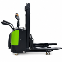 Stacker Elektrik Angkat Tinggi 4.5m Tiga Tingkat Tiang 2 Ton Stand-on Pallet Stacker Forklift Baterai 48V Peralatan Gudang CE