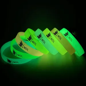 Bracelets en silicone personnalisés promotionnels qui brillent dans l'obscurité Bracelets en silicone lumineux avec message Bracelets en silicone personnalisés avec logo
