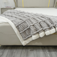 Plaid en polaire rayé doux et moelleux avec envers en sherpa, confortable et chaud, pour canapé, lit, décoration de maison luxueuse pour toutes les saisons