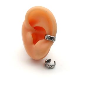 ต่างหูหนีบผู้ชาย สแตนเลส 316L กันน้ำ ไม่หมอง ลาย X แบบหนีบกระดูกอ่อนหู ดีไซน์เรียบหรู ใส่ได้ทุกวันสำหรับผู้ชาย - Product Image 2