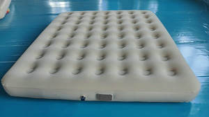 Matelas gonflable automatique de flocage confortable de matelas gonflable de logo fait sur commande d'ODM/OEM pour le <span class=keywords><strong>camping</strong></span> extérieur dans <span class=keywords><strong>la</strong></span> conception pliable de parcs - Product Image 2