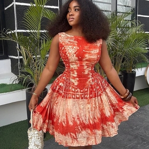 Élégante robe sans manches à motif abstrait rouge et beige embrasse le style et le confort des vêtements pour femmes - Product Image 2