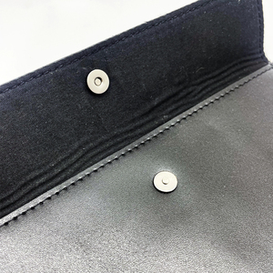 حقيبة مجوهرات فاخرة بشعار منقوش من الجلد بتصميم مغلف صغير من الجلد الصناعي للحلقة - Product Image 4