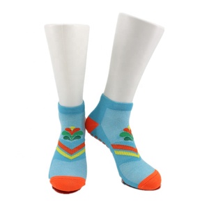 Chaussettes antidérapantes personnalisées avec logo pour <span class=keywords><strong>trampoline</strong></span>, chaussettes de saut à grip renforcé pour parcs de trampolines - Product Image 2