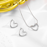 Parure Collier et Boucles d'Oreilles en Acier Inoxydable Plaqué Or 18K PVD, Cœur Torsadé Creux, Chaîne Minimaliste pour Femme, Bijoux de Clavicule