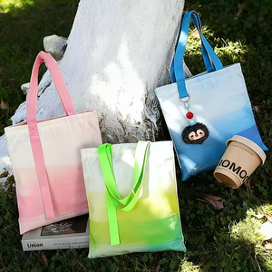 กระเป๋าผ้าแคนวาสไล่เฉดสีพร้อมโลโก้แบบกำหนดเอง สายริบบิ้นห้อยตกแต่ง ดีไซน์ทันสมัย ให้ความรู้สึกพรีเมียม ใช้ซ้ำได้ พับเก็บได้ ความจุเยอะ ใช้ถือได้ เหมาะสำหรับเป็นของขวัญ - Product Image 1