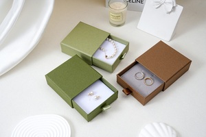 Boîte cadeau rigide portable personnalisée de couleur avec doublure en éponge et gaufrage pour bijoux, baume à lèvres, rouge à lèvres - Vente directe d'usine - Product Image 6