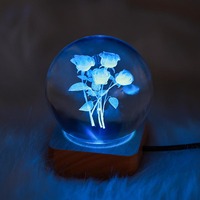 Cadeau d'anniversaire musical écologique populaire, boule de cristal en verre gravée en 3D avec base en bois, lampe de nuit LED pour enfants