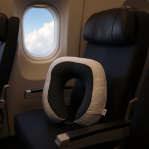 Cuscino da Viaggio Ilan in Viscoelastico Grigio Chiaro, Supporto per il Collo per Viaggi in Aereo e Auto - Product Image 3