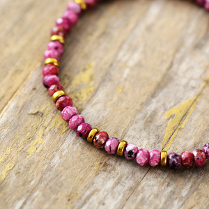 Pulsera de cuentas de piedra rosa hecha a mano con detalles en oro para hombres y mujeres, regalo de joyería, origen Yiwu - Product Image 3