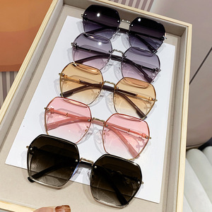 Nouvelles lunettes de soleil pour femmes, monture en métal, protection UV380, verres de classe 2, à la mode pour les grands visages - Product Image 4