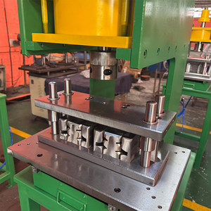 Presse à poinçonner pneumatique, machine à perforer les trous pour portes coulissantes, machine à perforer les fenêtres en alumi - Product Image 2