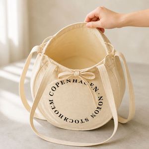 Bolsa de Lona Redonda Beige con Cordón, Estampado Copenhague Estocolmo, Bolsa de Hombro de Algodón para Compras, Viajes, Uso Diario, Logotipo Personalizado - Product Image 2