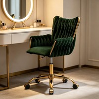Fauteuil de bureau en velours vert capitonné à dossier haut, siège pivotant réglable en hauteur, base en métal doré avec roulettes