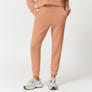 Conjunto Deportivo de 5 Piezas para Mujer con Logotipo Personalizado: Chaqueta Deportiva, Sudadera con Capucha, Pantalones Rectos, Pantalones con Cordón en el Tobillo y Pantalones Cortos - Product Image 5